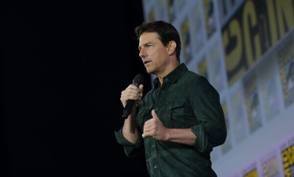 O ator Tom Cruise faz uma aparição surpresa no Hall H para promover “Top Gun: Maverick” no Centro de Convenções durante a Comic Con em San Diego, Califórnia, em 18 de julho de 2019 (Chris Delmas/AFP via Getty Images)