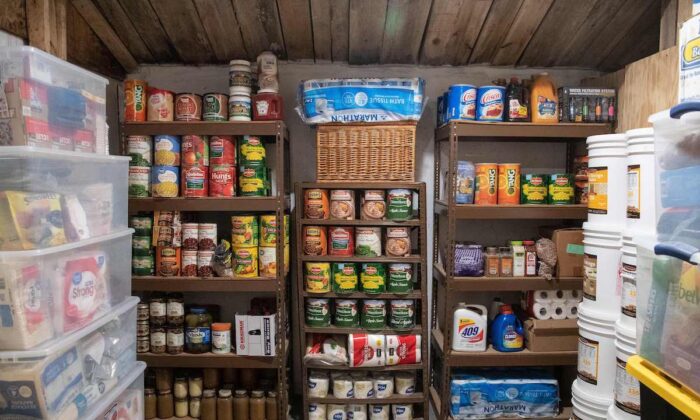 Uma sala de armazenamento empilhada com alimentos é vista em um rancho de preparadores em Mathias, West Virginia, em 13 de março de 2020 (Nicholas Kamm/AFP via Getty Images)