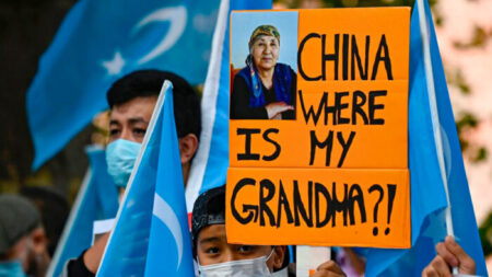 Mulheres uigures sofrem violência sexual em Xinjiang: Comissário da Liberdade Religiosa dos EUA