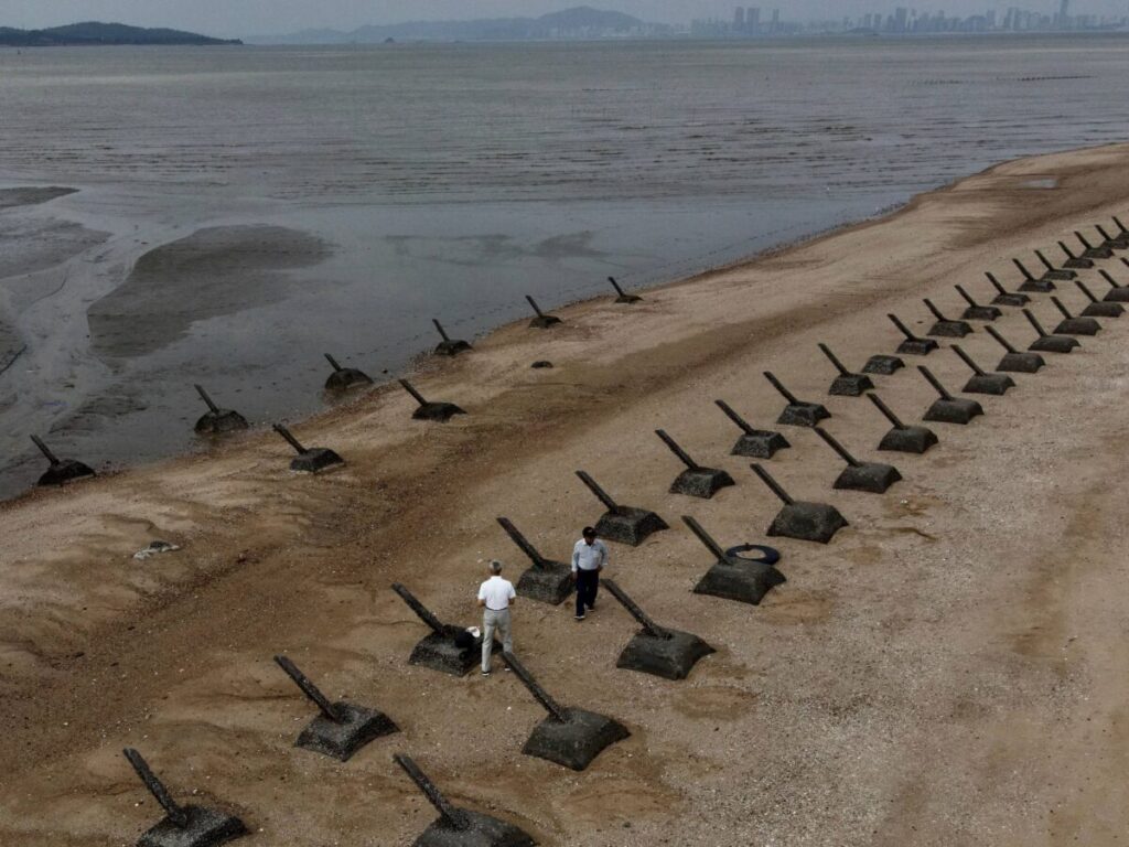 Turistas visitam as proteções anti-desembarque na costa de Kinmen, as ilhas da linha de frente de Taiwan, em 20 de outubro de 2020 (Sam Yeh/AFP via Getty Images)