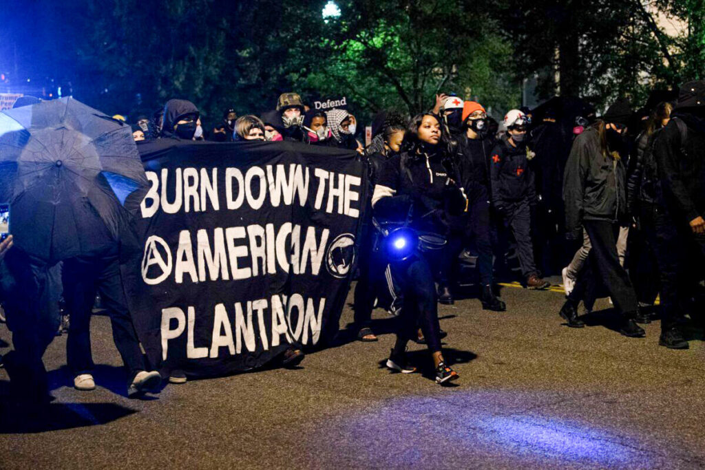 Manifestantes da Antifa e do Black Lives Matter protestam na noite da eleição perto da Casa Branca em Washington em 3 de novembro de 2020 (Nicholas Kamm/AFP via Getty Images)