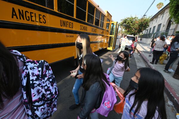 Alunos e pais chegam mascarados para o primeiro dia do ano letivo na Grant Elementary School em Los Angeles, na Califórnia, em 16 de agosto de 2021 (Robyn Beck/AFP via Getty Images)