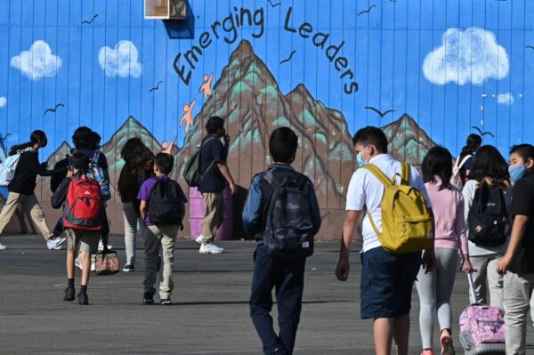 Estudantes caminham para suas salas de aula em uma escola pública de ensino médio em Los Angeles, na Califórnia, em 10 de setembro de 2021 (Robyn Beck/AFP via Getty Images)