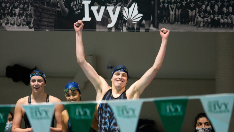 A nadadora da Universidade da Pensilvânia, Lia Thomas, reage após vencer o revezamento de 400 jardas nado livre durante o Campeonato de Natação e Mergulho Feminino da Ivy League de 2022 na Blodgett Pool em Cambridge, Massachusetts, em 19 de fevereiro de 2022 (Kathryn Riley/Getty Images)