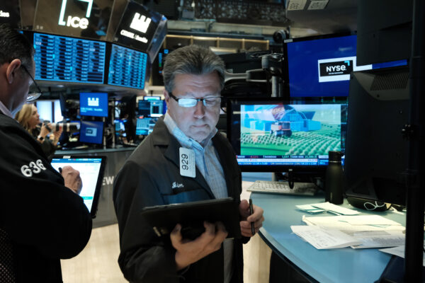 Os traders trabalham no pregão da Bolsa de Valores de Nova Iorque (NYSE) em 02 de maio de 2022, na cidade de Nova Iorque. Depois de cair mais de 600 pontos na sexta-feira, as ações subiram ligeiramente nas negociações da manhã (Foto por Spencer Platt/Getty Images)