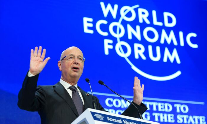 O fundador e presidente executivo do Fórum Econômico Mundial, Klaus Schwab, gesticula durante uma sessão do Fórum Econômico Mundial, em Davos, na Suíça, em 19 de janeiro de 2017 (Fabrice Coffrini/AFP via Getty Images)
