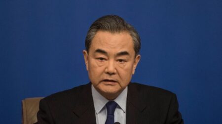 Ministro chinês embarca em viagem à 8 países do pacifico para impulsionar alianças