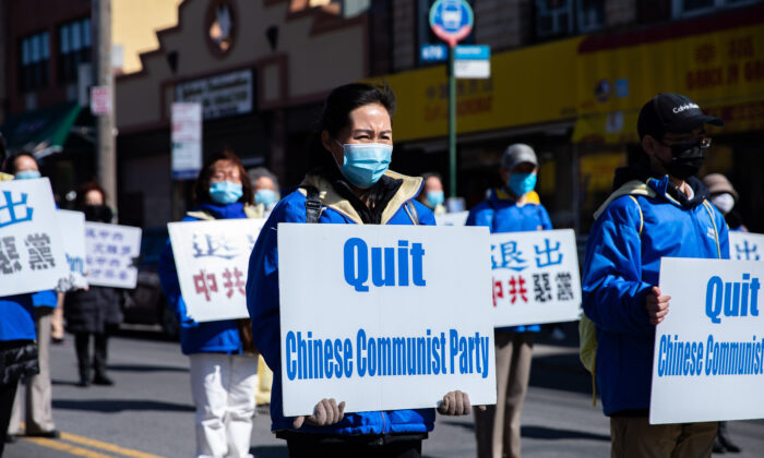 Praticantes do Falun Gong se reúnem para apoiar a retirada de 390 milhões de pessoas do Partido Comunista Chinês e seus grupos associados, no Brooklyn, Nova Iorque, em 27 de fevereiro de 2022 (Chung I Ho/Epoch Times)