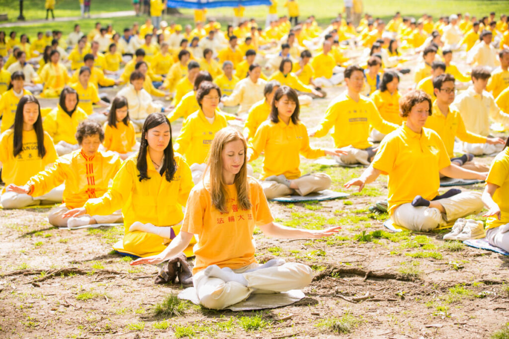 Os praticantes do Falun Gong (ou Falun Dafa) praticam a meditação sentada da disciplina espiritual no Central Park, em Manhattan, no dia 10 de maio de 2014 (Dai Bing/Epoch Times)