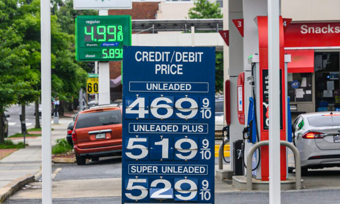 Os preços da gasolina são divulgados em um posto de gasolina em Washington em 26 de maio de 2022 (Nicholas Kamm/AFP via Getty Images)