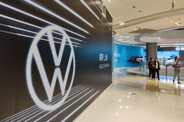 Uma loja de vendas da Volkswagen dentro de um shopping no centro de Xangai, China, em 26 de abril de 2021 (Costfoto/Future Publishing via Getty Images)