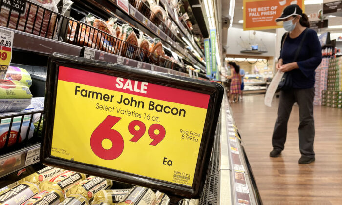 Uma pessoa faz compras na seção de carnes de um supermercado em Los Angeles, Califórnia, em 11 de novembro de 2021 (Mario Tama/Getty Images)
