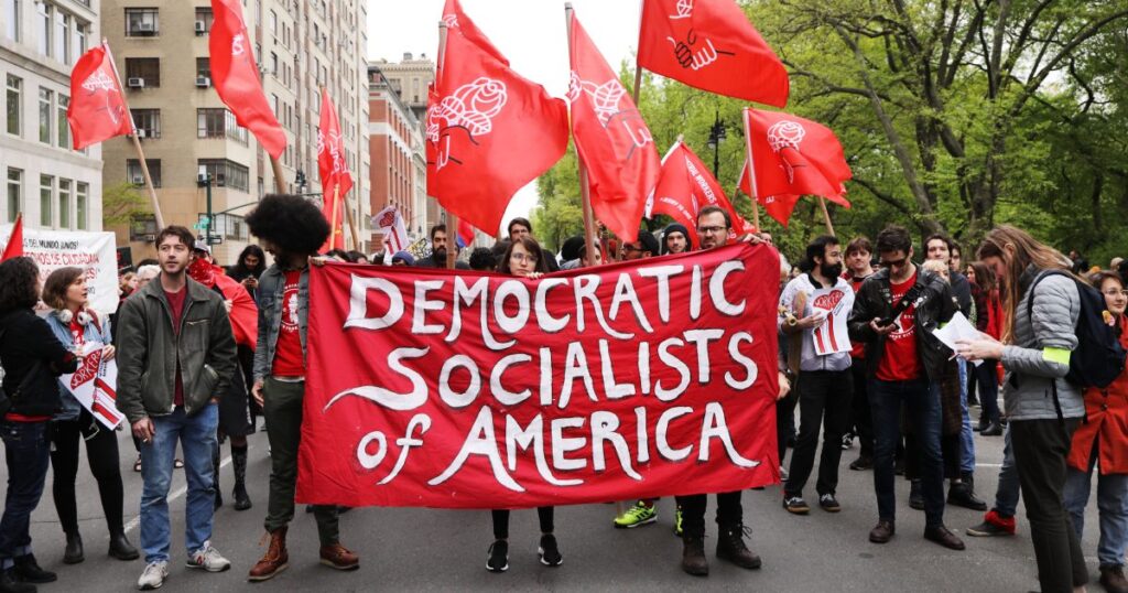  Membros dos Socialistas Democratas da América se reúnem do lado de fora de um prédio de propriedade de Trump na cidade de Nova Iorque, em 1º de maio de 2019 (Spencer Platt/Getty Images)