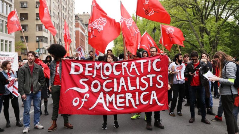 Membros dos Socialistas Democratas da América se reúnem do lado de fora de um prédio de propriedade de Trump na cidade de Nova Iorque, em 1º de maio de 2019 (Spencer Platt/Getty Images)