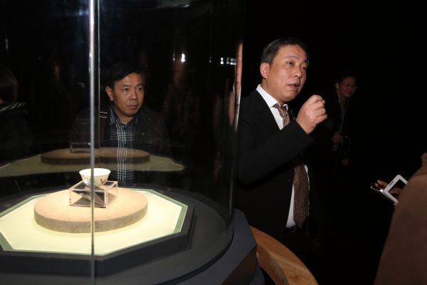 O bilionário e colecionador de arte chinês Liu Yiqian (D) fala em uma cerimônia de abertura em Xangai, na China, para a exposição de uma xícara de chá da Dinastia Ming de US$ 36 milhões que ele comprou e pagou com seu cartão American Express, em 18 de dezembro de 2014 (Chinatopix via AP)