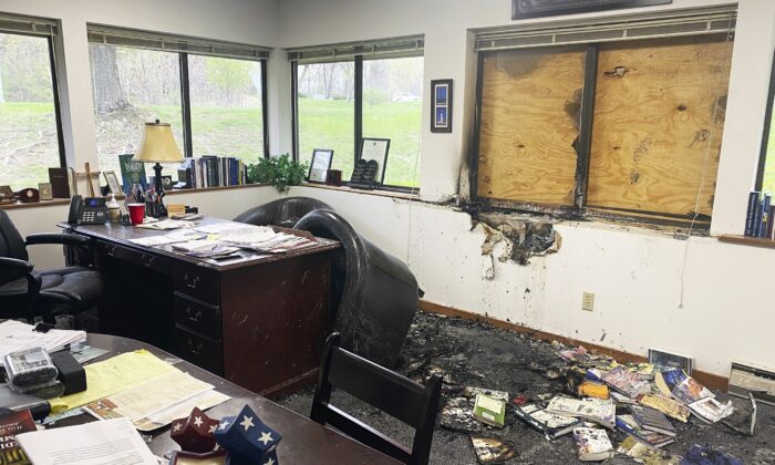 ‘Esse ataque não nos assusta’: escritório de grupo pró-vida é incendiado