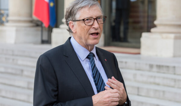 Bill Gates no Palácio do Eliseu para encontrar o presidente francês para falar sobre a Fundação Bill & Melinda Gates (BMGF), em Paris, em 16 de abril de 2018 (Frederic Legrand—COMEO/Shutterstock)