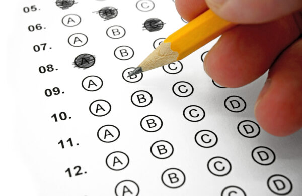 Um aluno faz um teste padronizado em uma foto de arquivo (SIAATH/Shutterstock)