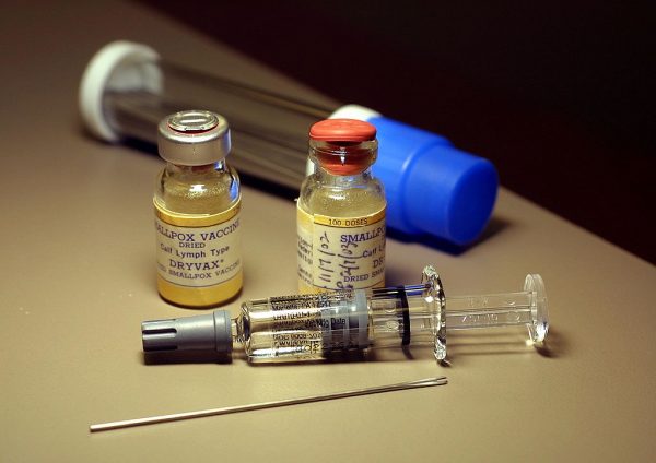 Frascos de vacina contra varíola em um balcão em uma instalação de vacinação em Altamonte Springs, Flórida, em 16 de dezembro de 2002 (Chris Livingston/Getty Images)