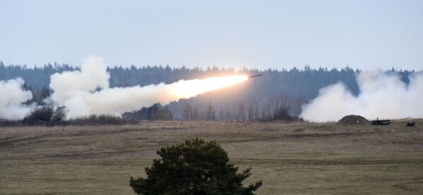 Um Sistema Múltiplo de Lançamento de Foguetes (MLRS) dispara durante um evento de artilharia da 41ª Brigada de Artilharia de Campanha do Exército dos EUA na Europa em uma área de treinamento militar em Grafenwoehr, sul da Alemanha, em 4 de março de 2020 (Christof Stache/AFP via Getty Images)