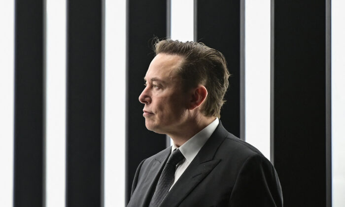 O CEO da Tesla, Elon Musk, participa do início da produção na "Gigafactory" da Tesla em 22 de março de 2022, em Gruenheide, a sudeste de Berlim (Patrick Pleul/POOL/AFP via Getty Images)