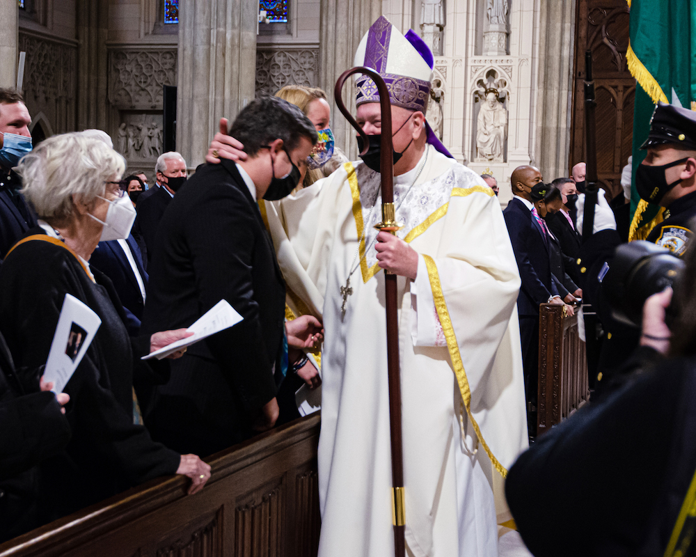 Conor McDonald recebe uma benção do Cardinal Timothy Dolan na Catedral de St. Patrick no réquiem de seu pai, Steven McDonald (Dave Paone / Epoch Times)