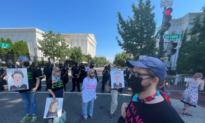 EUA: manifestantes pró-aborto bloqueiam ruas fora da Suprema Corte