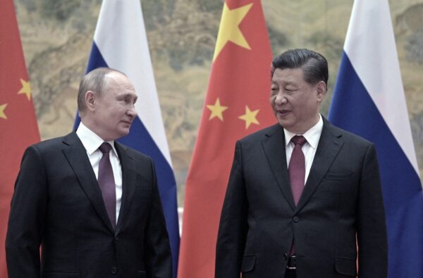 O presidente russo Vladimir Putin (E) e o líder chinês Xi Jinping posam para uma fotografia durante sua reunião em Pequim em 4 de fevereiro de 2022 (Alexei Druzhinin/Sputnik/AFP via Getty Images)