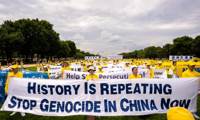 Praticantes do Falun Gong se preparam para marchar pela Avenida Pensilvânia para comemorar o 23º aniversário da perseguição do Partido Comunista Chinês à prática espiritual na China, em Washington, em 21 de julho de 2022 (Samira Bouaou/The Epoch Times)