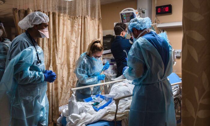 Profissionais de saúde atendem um paciente com COVID-19 em Apple Valley, Califórnia, em 11 de janeiro de 2021 (Ariana Drehsler/AFP/Getty Images)