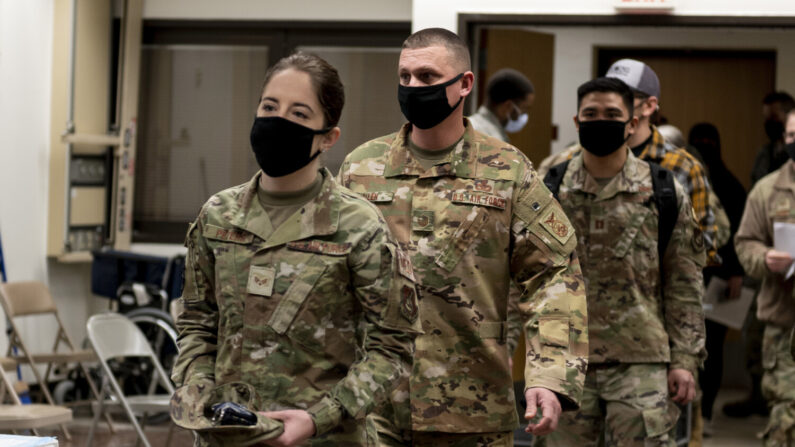 Membros da Força Aérea dos EUA se preparam para receber a vacina da COVID-19 na Base Aérea de Osan em Pyeongtaek, Coreia do Sul em 29 de dezembro de 2020 (Forças dos Estados Unidos na Coréia via Getty Images)
