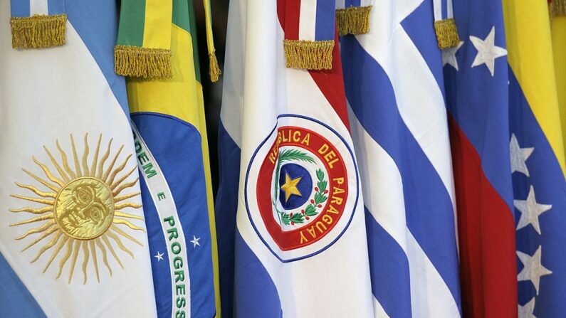 Bandeiras dos países integrantes do Mercosul (Foto JUAN MABROMATA/AFP/GettyImages)