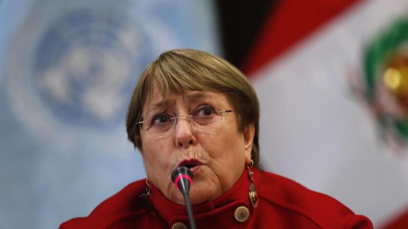 A Alta Comissária das Nações Unidas para os Direitos Humanos, Michelle Bachelet, discursa em coletiva de imprensa hoje em Lima (Peru) (EFE/Paolo Aguilar)