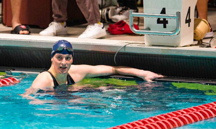 A nadadora da Universidade da Pensilvânia, Lia Thomas, depois de vencer o estilo livre de 200 jardas durante o Campeonato Feminino de Natação e Mergulho da Ivy League de 2022, na Blodgett Pool em Cambridge, em Massachusetts, em 18 de fevereiro de 2022 (Kathryn Riley/Getty Images)

