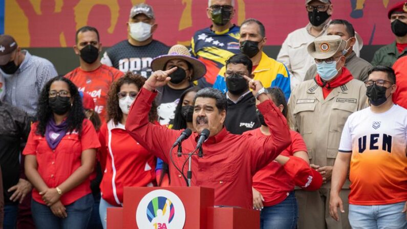 O ditador da Venezuela, Nicolás Maduro, fala durante ato que comemora os 20 anos da volta ao poder de Hugo Chávez após o golpe de estado de 11 de abril de 2002, em Caracas (EFE/ RONALD PEÑA)