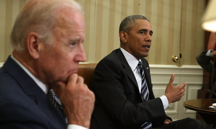 O presidente Barack Obama fala enquanto o então vice-presidente Joe Biden ouve durante uma reunião na Casa Branca em Washington em 13 de junho de 2016 (Alex Wong/Getty Images)