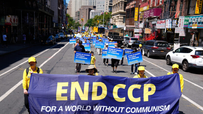 Praticantes de Falun Gong participam de um desfile para lembrar o 23º aniversário da perseguição à disciplina espiritual na China, na Chinatown de Nova York em 10 de julho de 2022 (Larry Dye/The Epoch Times)
