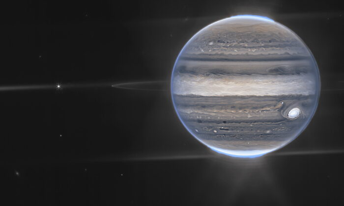 Uma imagem composta de cores falsas de Júpiter obtida pelo Telescópio Espacial James Webb em 27 de julho de 2022. Os anéis do planeta e alguns de seus pequenos satélites são visíveis junto com algumas galáxias de fundo (NASA via AP)