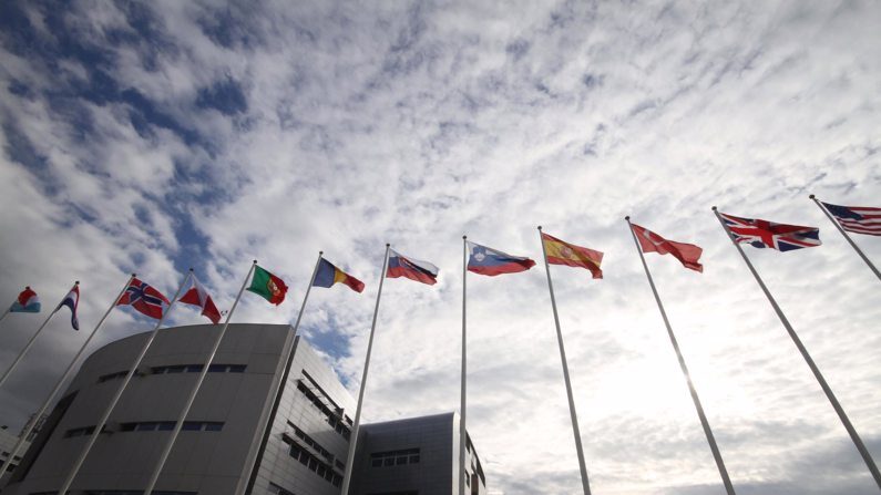 Bandeiras tremulam em frente à sede da OTAN em Lago Patria, perto de Nápoles, nesta fotografia de arquivo (EFE)
