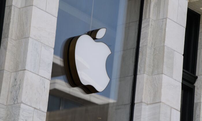 O logotipo da Apple na entrada de uma loja da Apple em Washington em 14 de setembro de 2021 (Nicholas Kamm/AFP via Getty Images)
