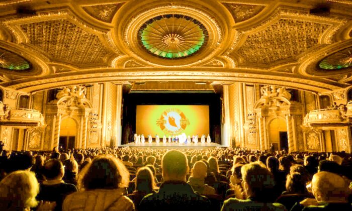 Chamada de cortina da Shen Yun Performing Arts North America Company no Boch Center Wang Theatre de Boston, em 8 de abril. 2022. (NTD)