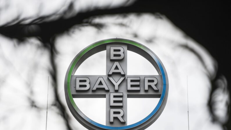 Uma foto tirada em 23 de fevereiro de 2021 mostra o logotipo da gigante alemã de produtos químicos e farmacêuticos Bayer na fábrica do grupo em Wuppertal, oeste da Alemanha (Foto de Ina FASSBENDER/AFP) (Foto de INA FASSBENDER/AFP via Getty Images)