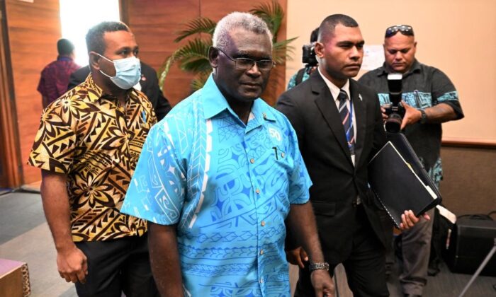 O primeiro-ministro das Ilhas Salomão, Manasseh Sogavare, chega para os discursos de abertura do Fórum das Ilhas do Pacífico (PIF) em Suva em 12 de julho de 2022 (William West/AFP via Getty Images)
