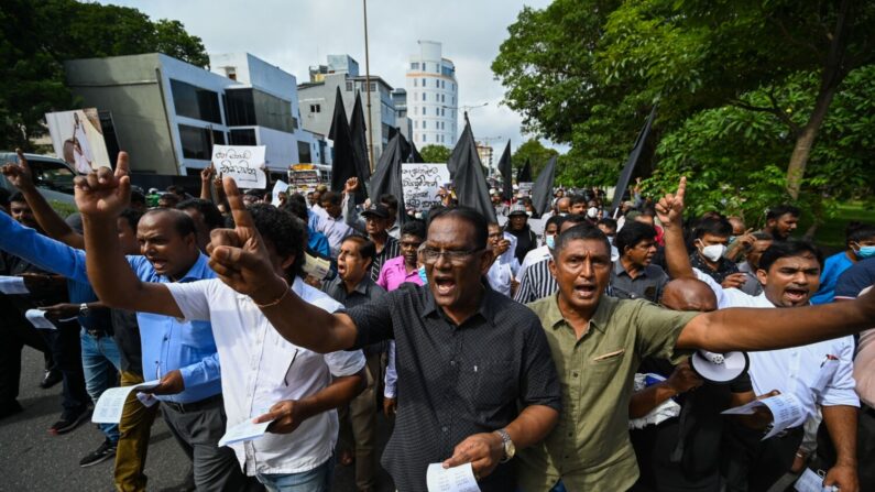 Manifestantes participam de uma protesto antigoverno em Colombo, Sri Lanka em 9 de agosto de 2022 (Foto de ISHARA S. KODIKARA/AFP via Getty Images)