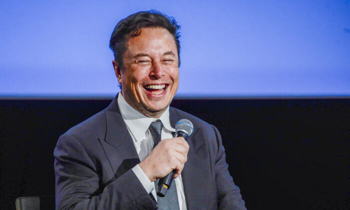 O CEO da Tesla, Elon Musk, sorri enquanto se dirige aos convidados na reunião Offshore Northern Seas 2022 (ONS) em Stavanger, Noruega, em 29 de agosto de 2022 (Carina Johansen/NTB/AFP via Getty Images)