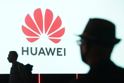 As pessoas chegam para participar do discurso de abertura da Huawei na feira de eletrônicos e eletrodomésticos IFA 2020 Special Edition no dia de abertura da feira em Berlim, Alemanha, em 3 de setembro de 2020 (Sean Gallup/Getty Images)
