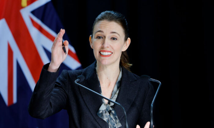 A primeira-ministra da Nova Zelândia, Jacinda Ardern, fala durante uma coletiva de imprensa no Parlamento em Wellington, Nova Zelândia, em 21 de julho de 2022 (Hagen Hopkins/Getty Images)