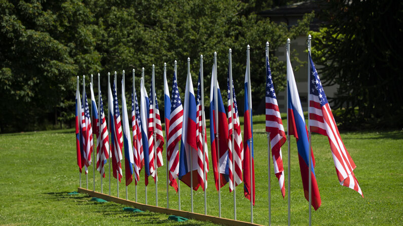 Vista das bandeiras dos EUA e da Rússia, em uma fotografia de arquivo (EFE/Peter Klaunzer)