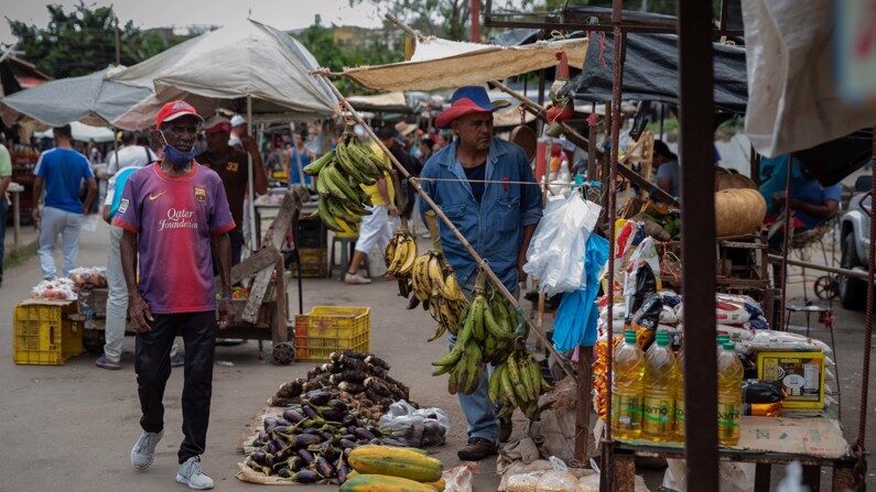 Um homem no mercado municipal de San Félix, estado de Bolívar (Venezuela), em foto de arquivo (EFE/ Rayner Peña R.)