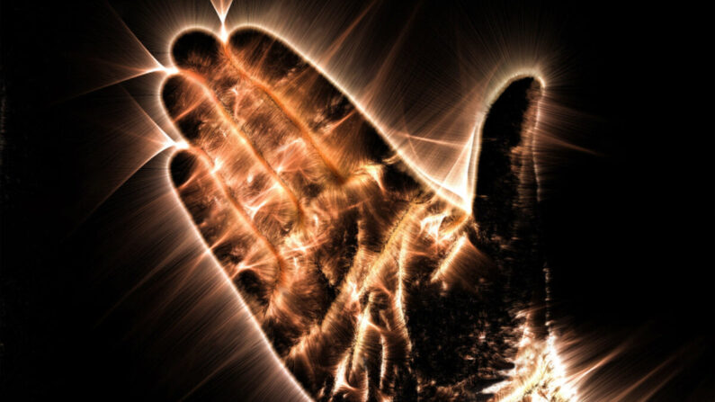 A fotografia da aura Kirlian mostra uma mão humana brilhante (Shutterstock/ MP_Foto)
